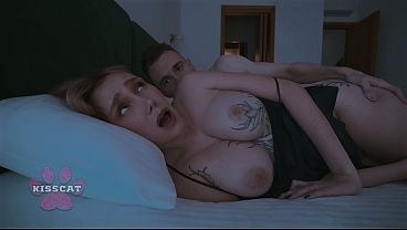 相部屋で目覚める！継母が継娘が自分のベッドにいるのを発見 - キスカット＆ポリー・ヤングス