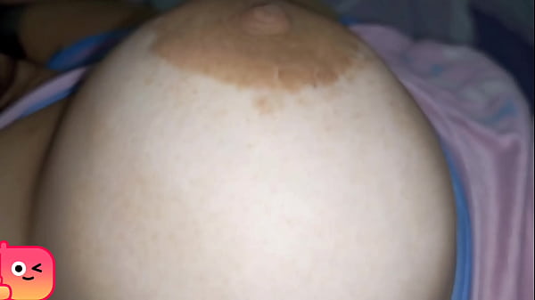 Mi ahijastro me encuentra tomando un descanso y se pone a jugar con mi coño