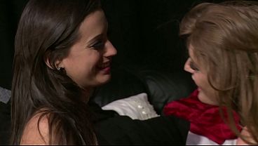 Curvy Lesbian With Split Tongue Licks Pussy