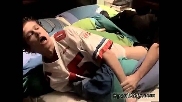 打屁股男孩哭了，同性恋男刷凯利狠狠打屁股