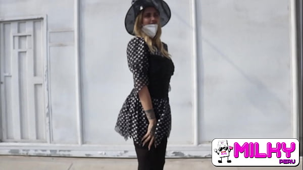 Download Video - FREE VIDEO - Si me das unos caramelos te chupo la pinga&excl;&excl; Tetona en la calle