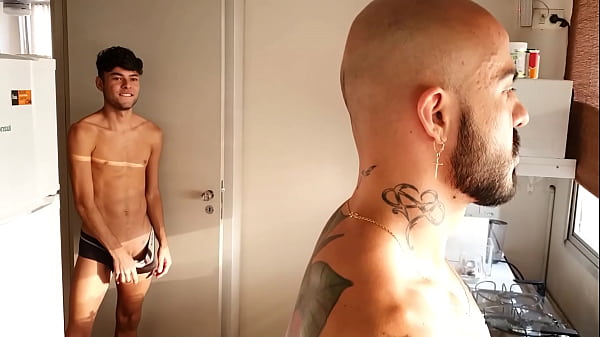 Ele vai em casa e n&atilde;o me da descanso no sexo