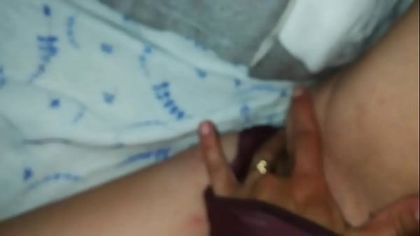 Troia si infila le dita nella figa