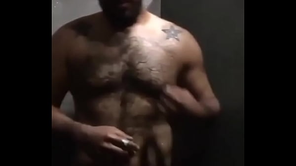 Homme Colombien Dans Les Salles De Bain Du Gymnase