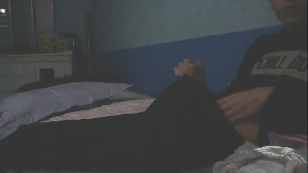 Novinho de 15 cm bate punheta á noite