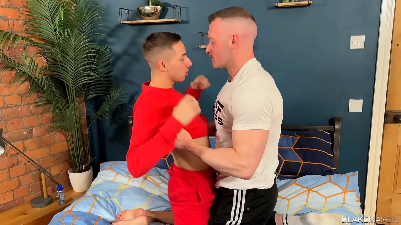 BlakeMason: El grandullón Alby O Toole domina los estrechos agujeros del suave y jovencito Jonny Montero
                    blowjob handjob riding rough tattoo amateur fetish kissing rough sex ass to mouth gay missionary bareback big cock gay blowjob united kingdom male on male muscular body guy guy muscular guy spoon position gay encouragement muchos negros
