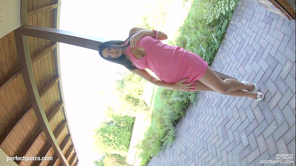 Ass Traffic gives proper anal treatment for Kyra Queen in gonzo style movie