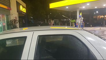 Download Video - MARIDO SAI COM ESPOSA A PROCURA DE UM COMEDOR DESCONHECIDO PELAS RUAS DE S&Atilde;O PAULO - COMPLETO NO RED