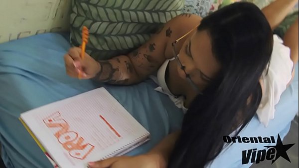 Japa safada gozando com pau gigante