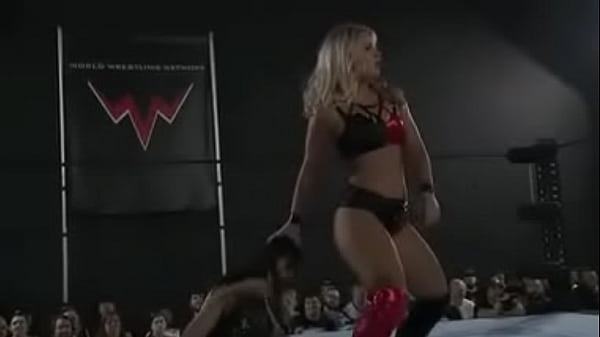 Toni Storm booty shake.