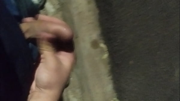 Batendo uma no meio da noite na rua é um tesão ...