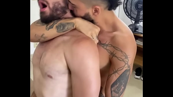 Download Video - Cheguei com tes&atilde;o depois da academia e fodi meu colega de apartamento - Assista completo &lpar;RED&rpar;