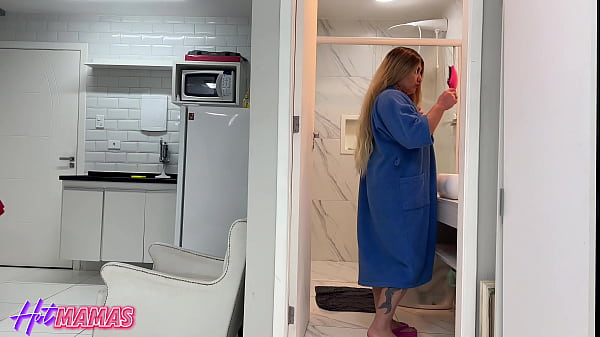 MILF Samira Summer num m&eacute;nage quente com 2 caras novinhos