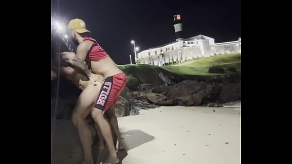 Ontrei um gostoso na praia e meti rola nele ali...
