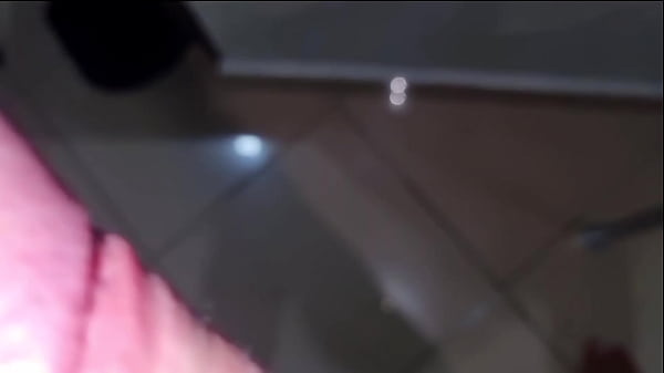 Download Video - ADORA STRUSCIARE IL CAZZO SUL LETTO - SOLO E PERVERSO INFILA LE DITA IN CULO E SI SEGA FORTE - SBORRATA CALDA IN PRIMO PIANO