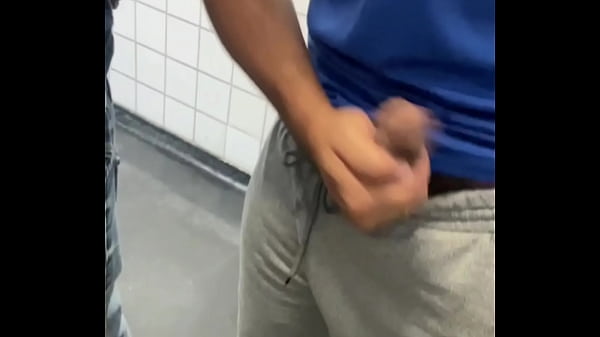 SURUBA DENTRO DO BANHEIRO P&Uacute;BLICO, SACANAGEM DA...