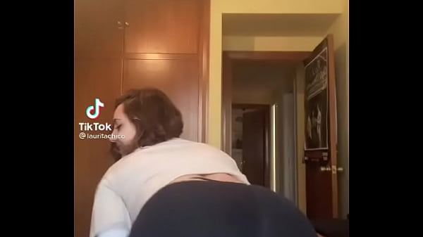 Modelo tiktoker modo sexy