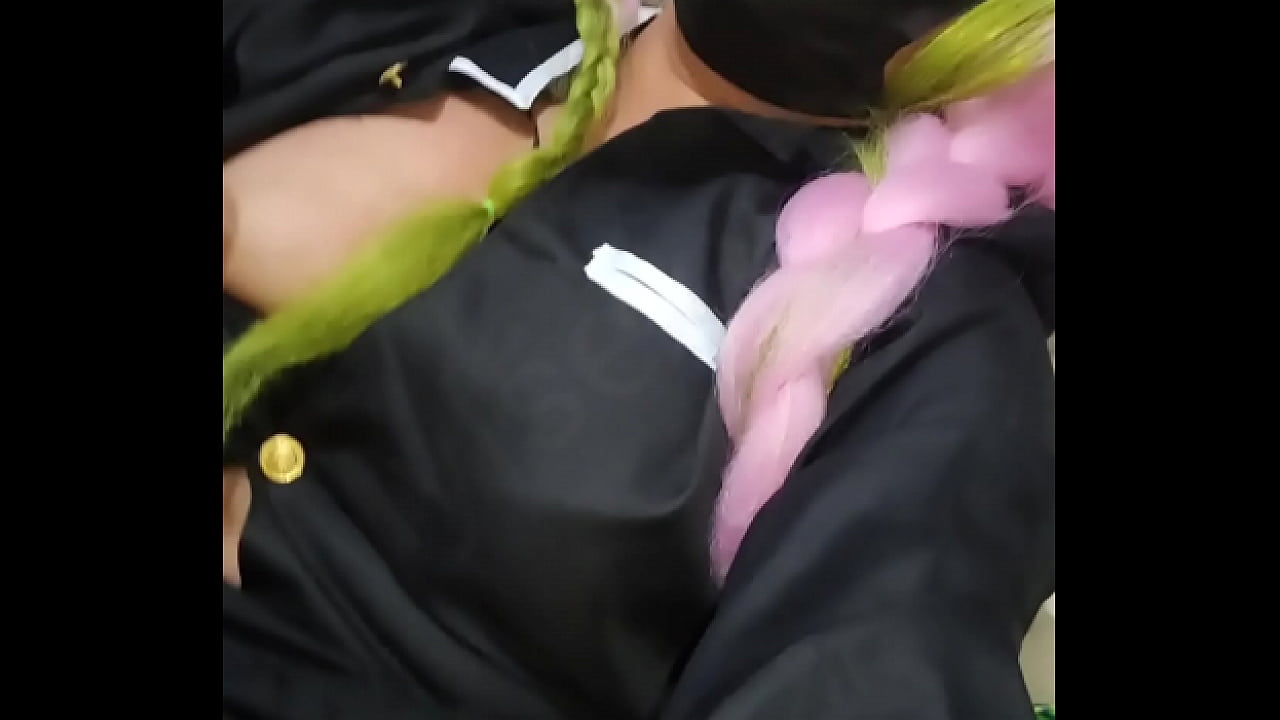 Mi amiga otaku con cosplay de mitsuri se pone caliente después de  