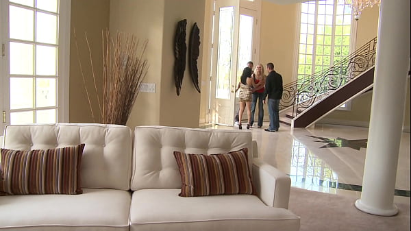 Sharon Pink se fait bourrer la chatte et la bouche par une grosse bite (4K)