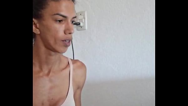 Cheia de tesao em casa eu sempre vivo puxando o pau.