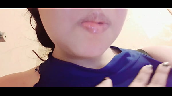 Download Video - Me masturbo en un ba&ntilde;o publico por d&iacute;a de la mujer estoy ardiendo necesito una buena polla