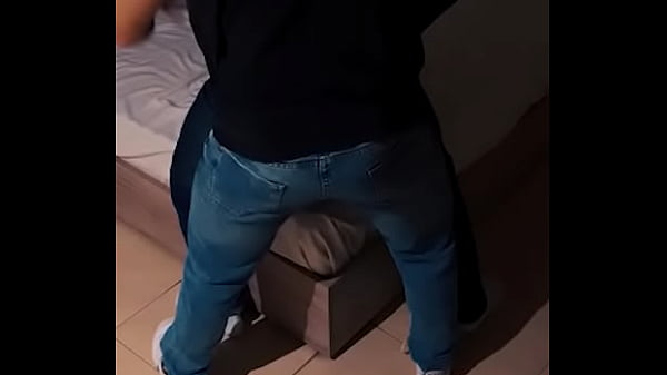 Camara graba a jovenes atleticos universitarios...