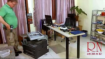 オフィス防犯カメラ映像：修理工がコピー機303の修理に3日間を費やす