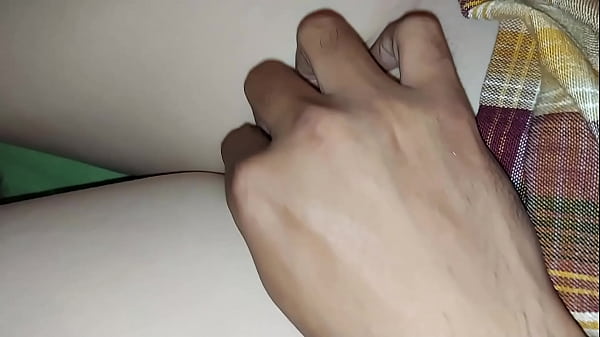 Download Video - Jovencita Estudiante real&excl; Se la culea a escondidas en la noche cuando todos descansan&comma; Inocente hijastra es la bolsa de semen de su pervertido padrastro&comma; casero real&comma; 18  Colegiala