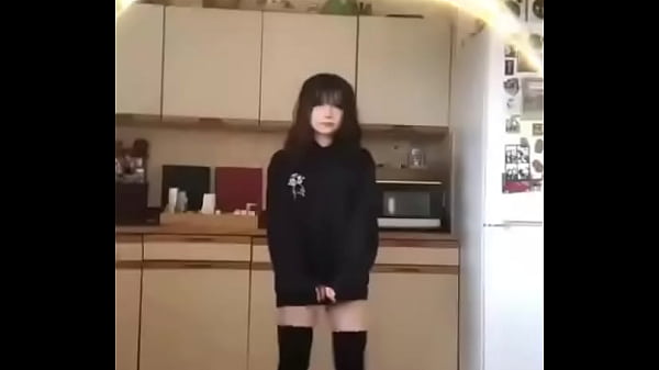 Novinha dan&ccedil;ando ao som da batida