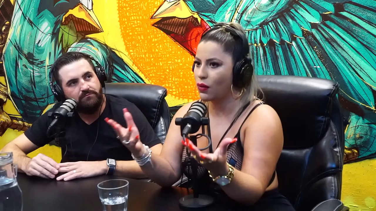 ¡Pareja liberal que entró al reality sin usar nada! Juli Figueiró, Miss Butt Trucker y Felipe
                    only women muchos negros