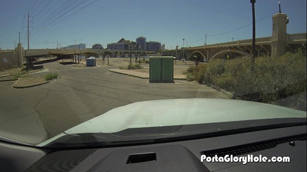 Porta Gloryhole black girl sucks a lot of white dick