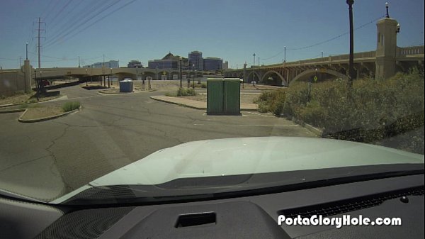 Porta Gloryhole black girl sucks a lot of white dick