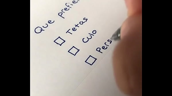 CHICA BESA A SU NOVIO Y ESTE SE ENFADA