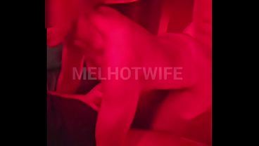私はすぐに、その男が既婚の売春婦の扱い方を知っていることに気づいた&hellip;だから、夫の前で私を気持ちよく犯してくれるように彼を呼んだ。