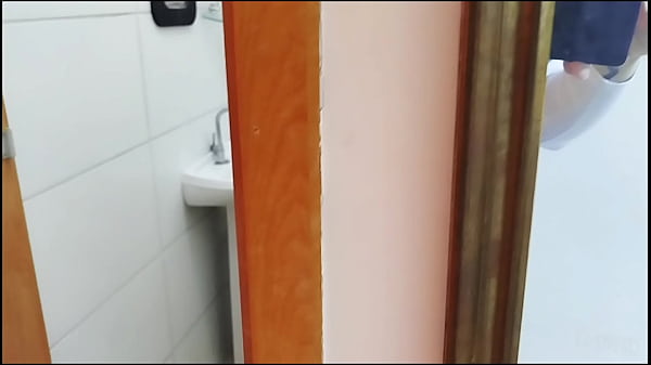 Download Video - Paguei pro encanador desentupir a pia e entupir o meu cu &lpar;COMPLETO NO RED&rpar;