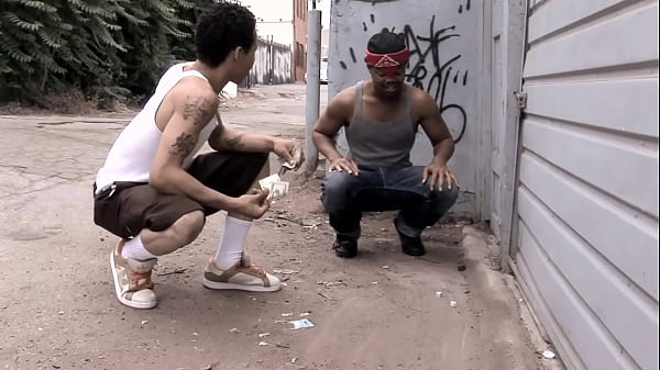 Amantes gays gostosos desfrutam de passeio anal