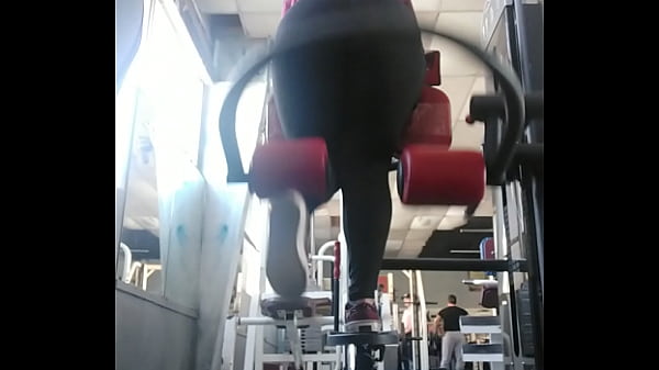 Chubby with a great ass in the gym