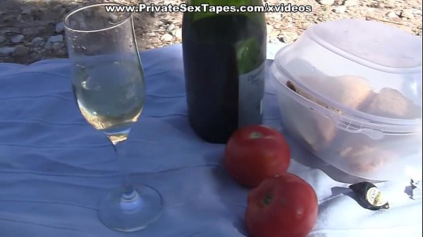 Amateur oral sex on a romantic picnic scene 1