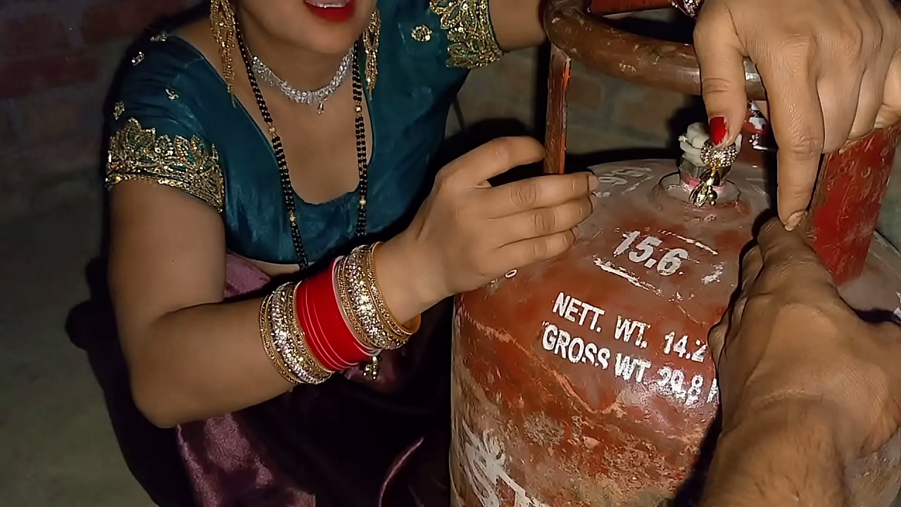 सिलेंडर दे दो सिलेंडर बाले भईया बदले में चूत दे दूंगी