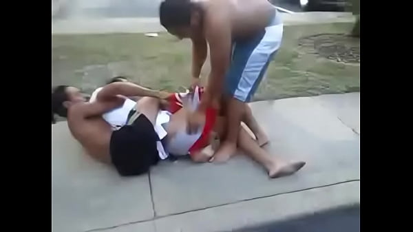 Safadinhos - Tirando a roupa do amigo na rua