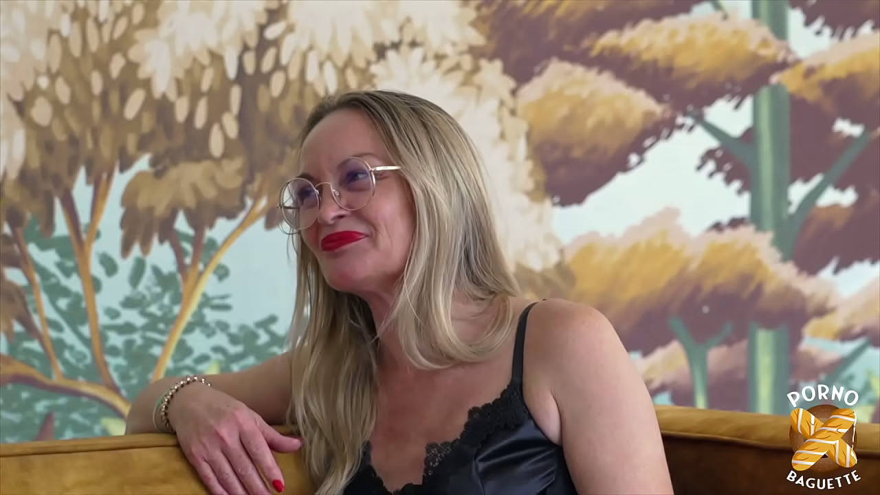 Sonia, milf atomique, essaye la chatte pour la premi&egrave_re fois