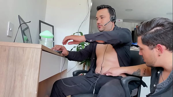 No me puedo resistir y le entrego mi culo a mi ...