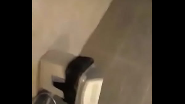 Em trai giật mình khi phát hiện mình đã bị quay...