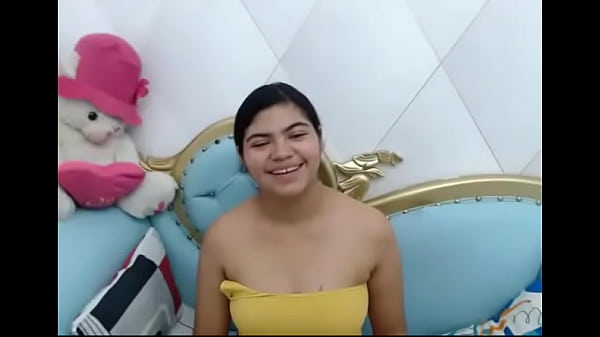 karla ryan y su sexy tirante caido de la blusa