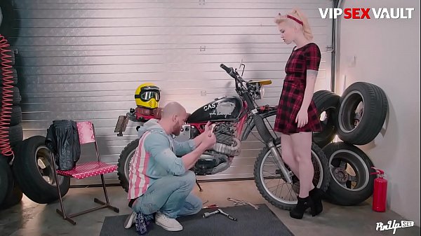 VIP SEX VAULT - Pin Up Lady Misha Cross Goes For A Quickie With Her Biker Boyfriend