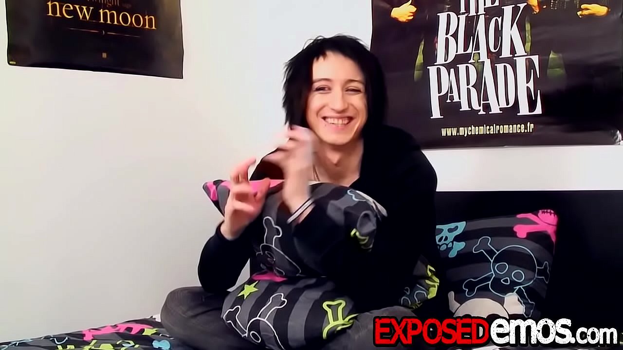 Emo entintado tira de su gran polla y folla juguetes por placer
                   cumshot tattoo masturbation solo gay twink interview big cock big dick emo fleshlight long hair exposedemos mylo fox muchos negros