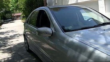金髪の熟女が巨根の混血男に犯される