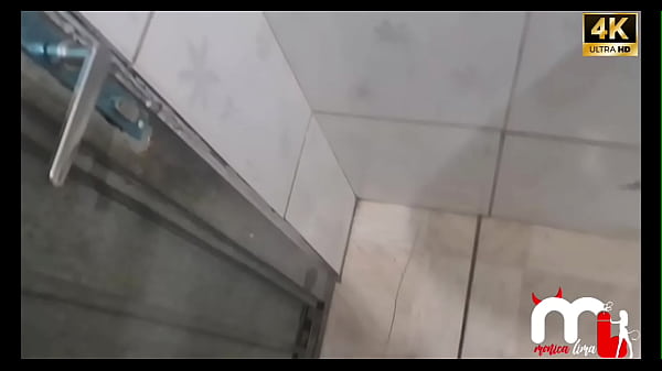 Casada escapa para o banheiro com lavador de carro enquanto corno espera.