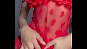 赤いランジェリーを着た小柄な女の子がカメラに向かって踊り、大きな乳首ピアスをした小さな胸を見せ、ピンクのマンコを広げ、指で自慰をし、その後、巨大な白い19cmのディルドに乗って一人で自慰をする