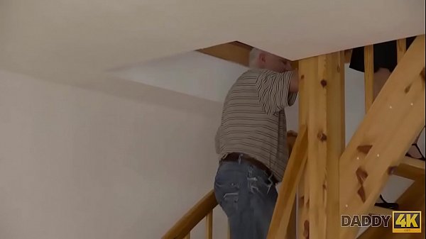 Download Video - DADDY4K&period; Vieil homme aux cheveux gris parvient a seduire l'adorable poulette teen